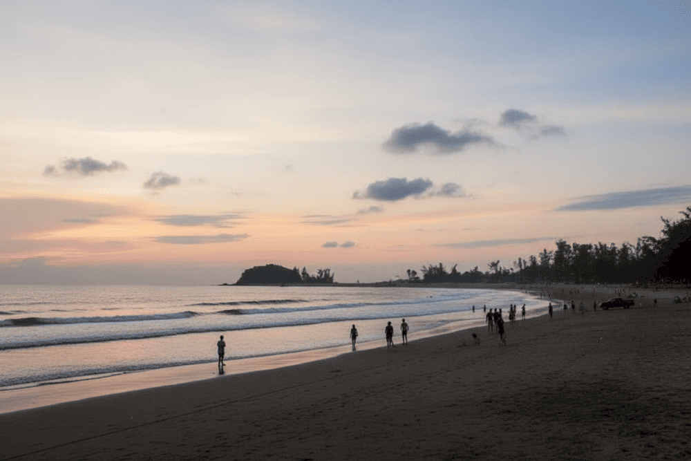 Bãi Đông Hồi (Quỳnh Lập, cách khoảng 10km)